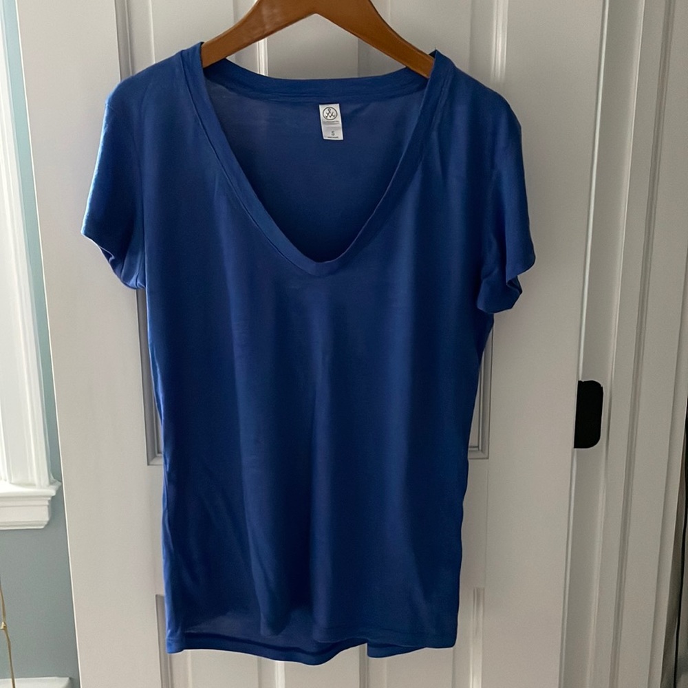 Women’s - Alternative Apparel blue v-neck tee NWOT Size small🌴